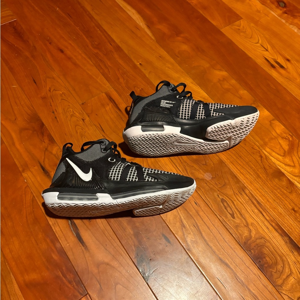 LeBron James Witness VII HO 22 Black and White Basketball Kids